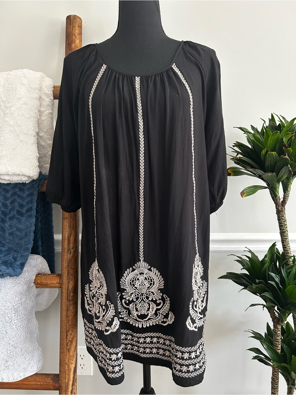 Ya Los Angeles Black Tunic with Cream Embroidery Size Large